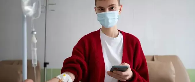 пациентка под капельницей для печени